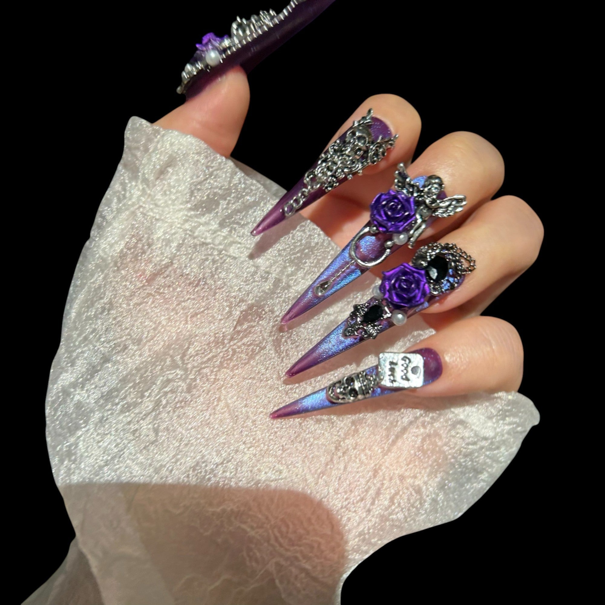 NailiPress Gothic Skull & Chain Press-On Nails